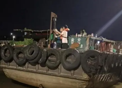 船舶被漁網(wǎng)鋼絲所糾纏，隊(duì)員用手拉倒鏈借力拉鋼絲繩